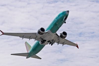 Et av Boeing 737 MAX-fly på vingene. Nå har amerikanske luftfartsmyndigheter funnet nok en sikkerhetsrisiko som vil skyve på når flytypen igjen kan settes inn i kommersiell trafikk.
