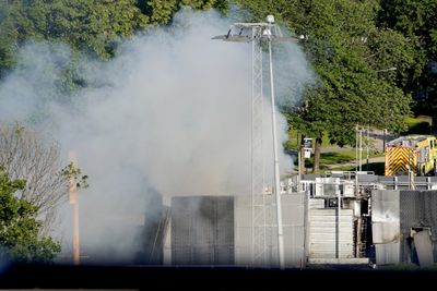 Røyk og damp steg opp fra Uno-X-stasjonen i Sandivka i Bærum etter eksplosjonen 10. juni.