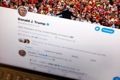 USAs president Donald Trump bruker Twitter aktivt for å nå ut til over 61 millioner følgere.
