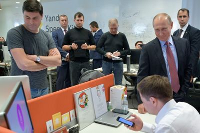 Russlands president Vladimir Putin under et besøk ved søkemotoren Yandex sitt hovedkvarter i Moskva i 2017.
