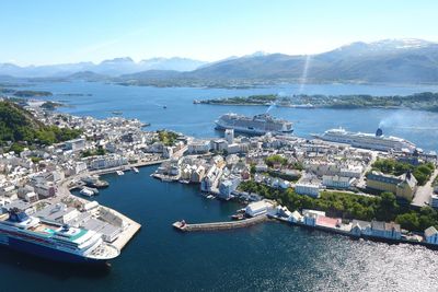 Bergensselskapet Plug AS får 26 millioner kroner for å bygge landstrømanlegg ved to cruisekaier i Ålesund.