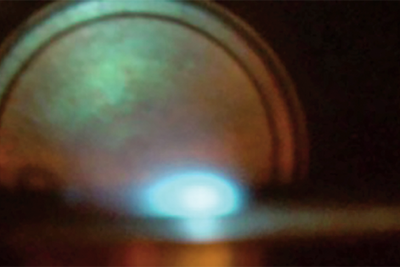 Treffer: Her ser man en laser som treffer klynger av deuterinum.