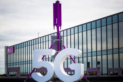 Neste runde med tildeling av frekvenser til 5G er utsatt rundt ett år. Frekvensene er uansett ikke klare for bruk før 2023. Illustrasjonsbildet her er av Telia Danmarks første 5G-antenne. Selskapet har startet sine 5G-tester i 3,5 GHz-båndet, sammen med utstyrleverandøren Nokia. Dette er samme frekvensbånd som planlegges auksjonert ut i 2021 i Norge.