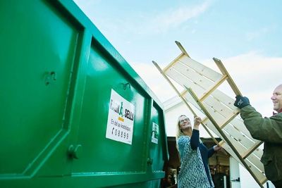 Norge er gode på innsamling og sortering av avfall, men mye sendes til nabolandene våre til forbrenning eller gjenvinning. Nå må vi snart håndtere mer avfall selv, mener bransjeaktører.