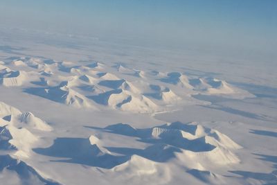 På Svalbard, hvor dette bildet er tatt, finnes det både fiberbredbånd, 4G og snart 5G. Nå skal et satellittprosjekt sørge for bredbånd også ellers i Arktis.