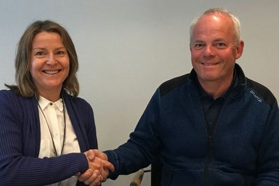 Seksjonsleder Elin H. Havik i Statens vegvesen og prosjektleder Jack Valleraune i Park og Anlegg signerte kontrakten 4. juli.