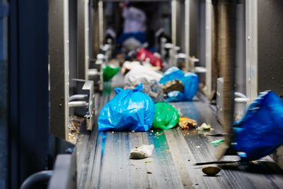 På avfallssorteringsanlegget på Klemetsrud i Oslo sorteres posene etter farge og vekt. Dersom produsentene var flinkere til å lage gjenvinnbare produkter, ville mer plast kunne smeltes om og brukes på nytt.