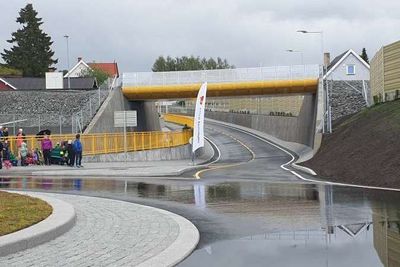 Den nye jernbaneundergangen i Løten er bredere og høyere enn den gamle. Det er også bygget gang- og sykkelvei som bedrer sikkerheten for myke trafikanter.
