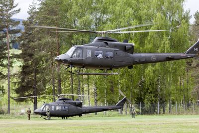 To av Forsvarets Bell 412-helikoptre i forbindelse med at de bisto Politiet med helikoptre under flommen på Østlandet for seks år siden.