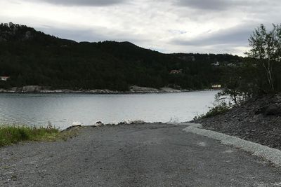 Fra Helgøy hvor vegtraseen er så godt som ferdig. Fylling og/eller bru skal krysse Helgøyfjorden foran oss. 