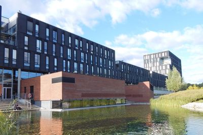 Studentene på de populære informatikk-linjene til Universitetet i Oslo tilbringer mye av tiden sin her, i Ole Johan Dahls hus i Forskningsparken. Illustrasjonsfoto. 