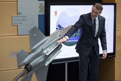 Direktør Eirik Lie i Kongsberg Defense & Aerospace med en modell av F-35, pekende på våpenrommet der det er plass til to av selskapets JSM-missiler.