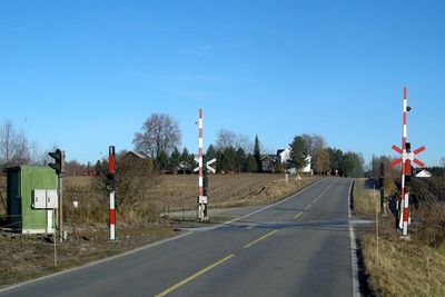  Det finnes 447 planoverganger hvor veitrafikk krysser jernbanen i Norge. Bildet er fra Hørsand planovergang.