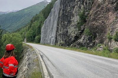Denne fjellskjæringen skal renskes og sikres med mer isnett på riksvei 70 mellom Sunndal og Oppdal.