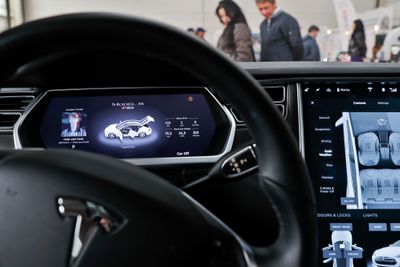 Tesla hevder en tidligere ansatt skal ha stjålet kildekoden til selskapets autopilot. Den tidligere Tesla-ingeniøren lastet opp 300.000 filer til sin egen iCloud-konto, men hevder å ha slettet kildekoden før han sluttet. Illustrasjonsfoto. 