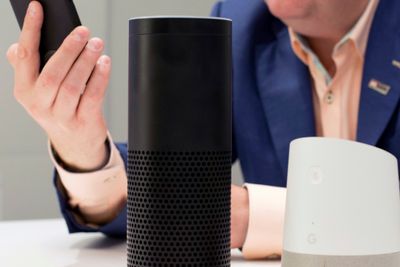 Ansatte lytter til Googles smarthøytalere. Nå går selskapet i gang med intern granskning.