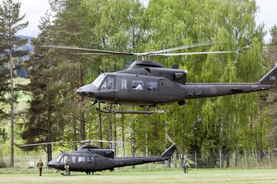 Torsdag ble det klart at både Bell-helikopteret og to jetfly skulle være stasjonert til 19. juli. Nå har altså Helse Nord bedt om at helikopteret blir stasjonert i ytterligere to uker.