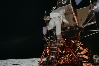 Astronaut Edwin E. Aldrin klatrer ned til til månen fra månemodulen under Apollo 11-oppdraget.