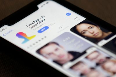 Faceapp på en Iphone onsdag 17. juli 2019 i New York. Den populære appen er produsert i Russland, og blir nå beskyldt for å utgjøre en nasjonal sikkerhetstrussel for USA.