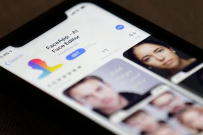 FaceApps vilkår bryter norsk lov, mener Forbrukerrådet. 