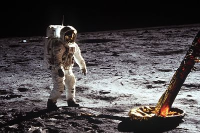 Astronaut Edwin E Aldrin går på månen under Apollo 11-oppdraget.