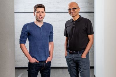 OpenAI-grunnlegger Sam Altman (t.v.) og Microsoft-sjef Satya Nadella.