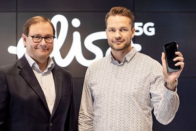 Konsernsjef Veli-Matti Mattila i Elisa leverte den første solgte 5G-mobilen til Harri Hellström i Tampere i Finland.