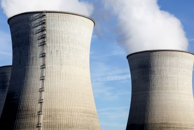 To atomreaktorer i Frankrike må stenge fordi det er for varmt i været.