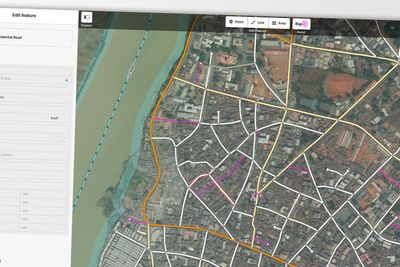 I RapiD-editoren kan du se hvilke veier som Map with AI har funnet basert på satelittbilder. De som ikke allerede finnes på kartet er markert i rosa, så kan frivillige godkjenne eller avvise forslagene, samt legge inn informasjon om for eksempel fartsgrenser.