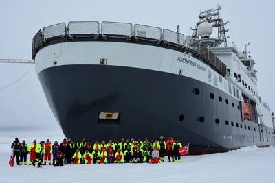 FF Kronprins Haakon og besetning under testtoktet nord for Svalbard tidlig i 2018.