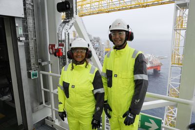 Prosjektdirektør Trond Bokn om bord på Johan Sverdrup, her sammen med Equinor-topp Margareth Øvrum.