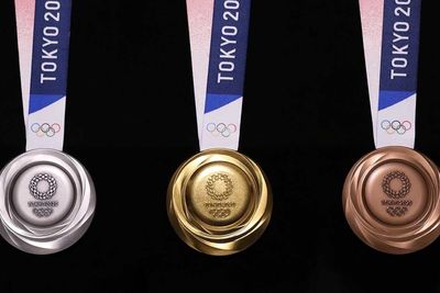Medaljene som skal deles ut til de beste utøverne i OL i Tokyo neste sommer er laget av resirkulert metall fra brukt elektronikk. 