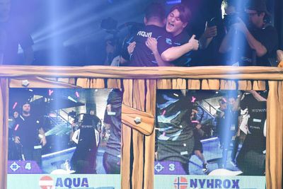 Aqua og Nyhrox feirer etter å ha vunnet den femte finalerunden i Fortnite World Cup.