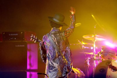Trådløse mikrofoner fins svært mange steder. Alt fra bedehus via konferanselokaler til artister bruker trådløse mikrofoner. Her fra en konsert med Prince i Stockholm i 2013.