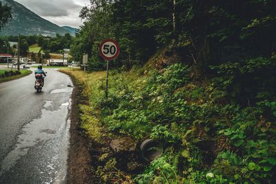 Folk i distriktene og de med lavest inntekt føler i minst grad at politikerne forstår utfordringene de har på sine hverdagsreiser.