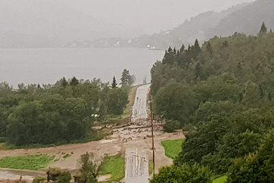 Store nedbørsmengder førte til jordras flere steder på E39 mellom Skei til Moskog i Jølster tirsdag kveld.