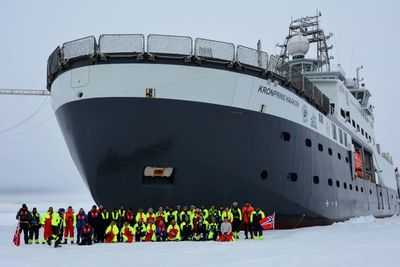 FF Kronprins Haakon og besetning under testtoktet nord for Svalbard tidlig i 2018. Nå går ferden sannsynligvis til Tromsø i løpet av torsdagen for bunkring og så videre til Longyearbyen for å gjenoppta toktvirksomhet.