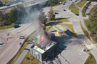 Skrekkens eksempel: Eksplosjonen på Uno-X-stasjonen i Sandvika førte til at alle andre hydrogenstasjoner måtte stenge og stopp i salget av hydrogenbiler. Ulykken etterforskes fortsatt av politiet.
