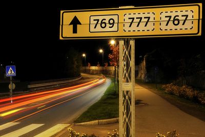 3526 fylkesveier over hele landet er i ferd med å få nytt nummer. Her passerer kveldstrafikk på  fylkesveg 769 ved Namsos i Trøndelag. De tre veiene på skiltet har beholdt sitt gamle nummer.