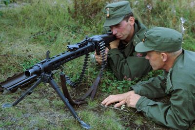 Offiserer med MG-3 rundt 1970, altså rett etter at maskingeværet ble innført i Forsvaret. Nå skal det kjøpes inn nye og lettere maskingevær i samme kaliber. 
