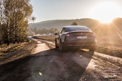 Tesla Model 3 er den mest solgte bilen her i landet så langt i år.