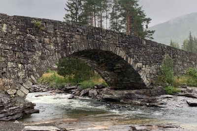 Lunde bru er Norges eldste tørrmurte steinhvelvbru som fremdeles er i bruk på offentlig vei.