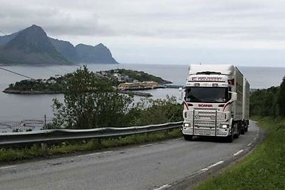 Tungtransport lastet med fisk på vei opp fylkesvei 277 fra Husøy - på sommerføre.