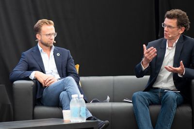 Digitaliseringsminister Nikolai Astrup og Telenor Norge-sjef Petter Børre Furberg i samtale om digitalisering av bygdene under Arendalsuka tirsdag.