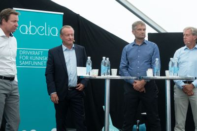 Direktør for smart infrastruktur i Siemens, Nils Klippenberg (til høyre), deltok i en paneldebatt i regi av Abelia om teknologiens rolle for verdiskapning i Norge sammen med (fra høyre) administrerende direktør Abraham Foss i Telia, administrerende direktør Gisle Eckhoff i Digiplex og konsernsjef Per Hove i Evry.