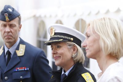 Politidirektør Marie Benedicte Bjørnland (i midten) sier telebransjen må følge med og forstå invitasjonen som har kommet. Her er hun avbildet med generalmajor og sjef i Cyberforsvaret, Inge Kampenes, og sikkerhetsdirektør Hanne Tangen Nilsen i Telenor.