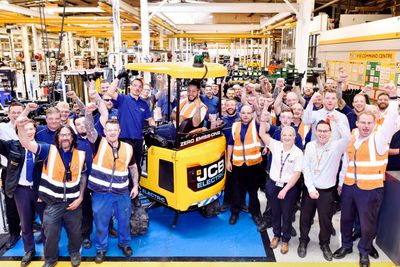 Arbeidere ved JCB-fabrikken i Staffordshire i England har produsert de første 50 av en helektrisk minigraver.