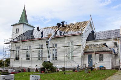 Som landets første kirke har Strand kirke, et laftet byggverk fra 1874, fått solcelletak.