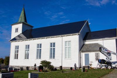 Med solcellepaneler som på avstand ser ut som skiferplater, har Strand kirke i Rogaland blitt velsignet med mer strøm enn den trenger.Foto: Kristoffer Nåden Havn, Nåden Media / NTB scanpix