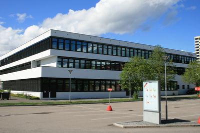 En svensk videregående skole har fått 180 000 norske kroner i bot etter å brutt GDPR. Bildet viser Hellerud videregående skole i Oslo, og er brukt som illustrasjon.